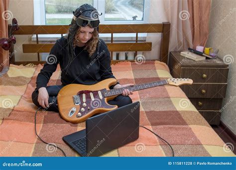 La Ragazza Collega La Chitarra Elettrica Al Computer Portatile Che Si