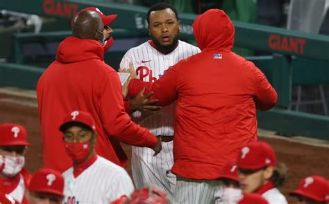 Mlb Suspende A Relevista De Phillies Por Altercado Con Los Mets