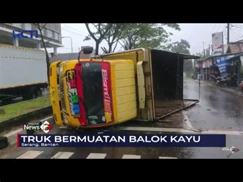 Kelebihan Muatan Truk Bermuatan Balok Kayu Terguling Di Jalan Raya