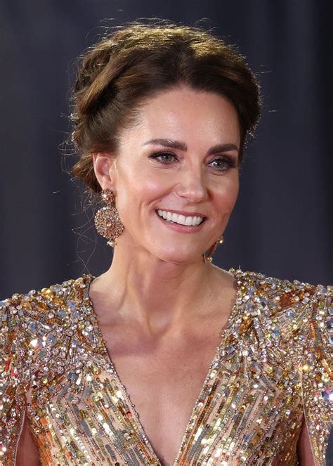 Kate Middleton éblouissante dans une robe dorée à l avant première de