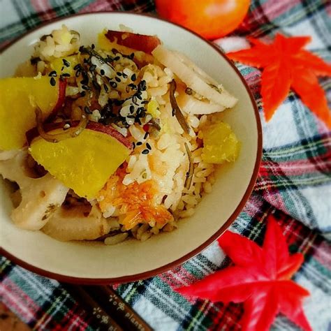 秋食材たっぷり！さつまいもとレンコンの塩昆布炊き込みご飯 By こはるのスマイルごはんさん レシピブログ 料理ブログのレシピ満載！