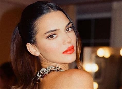 Kendall Jenner se viste con bikini azul y encanta al público