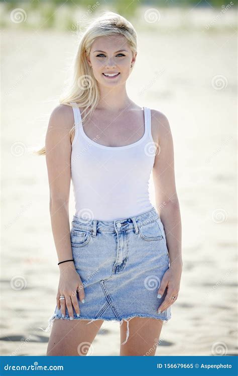 Jeune Femme Blonde étonnante à La Plage En Char Blanc Image stock Image du assez mignon