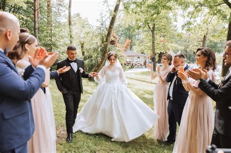 Portrait En Longueur Des Jeunes Mariés Et De Leurs Amis Au Mariage La