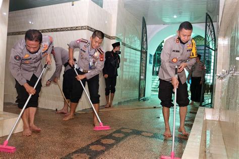 Bersih Bersih Masjid Dan Gelar Bakti Sosial Kapolda Sumsel Kebersihan