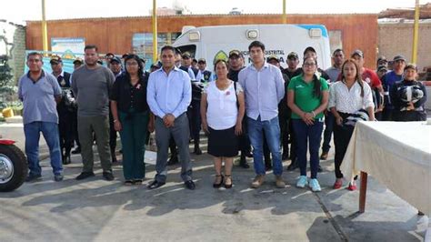 El alcalde Manuel Figueroa laos entrega uniformes a serenazgo y policía