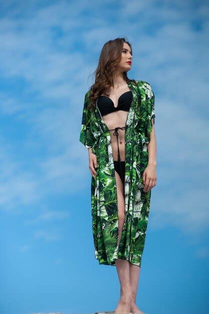 Una Mujer Con Un Kimono Verde Con Un Bikini Negro Y Un Bikini Negro