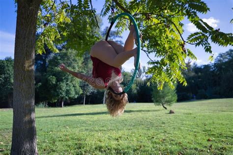 Junge Blonde Frau In Einem Roten Partykleid Das Auf Einem Luftkrug An Einem Baum Inmitten Eines