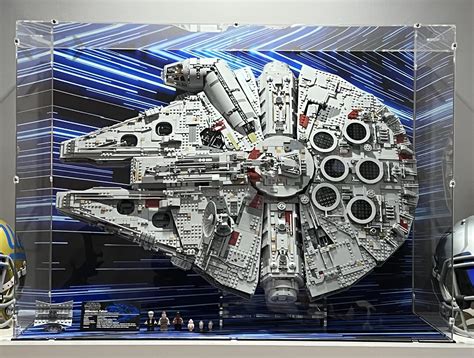 Finally got my UCS Falcon displayed! The stress and difficulty to get ...