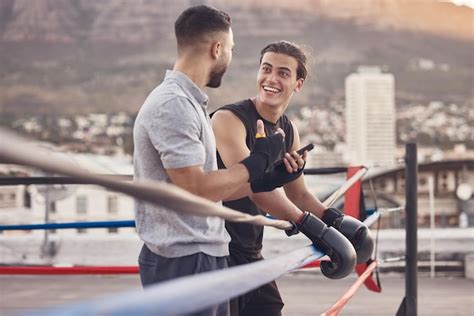 Homens Fortes De Ringue De Boxe Na Academia Ao Ar Livre Falando