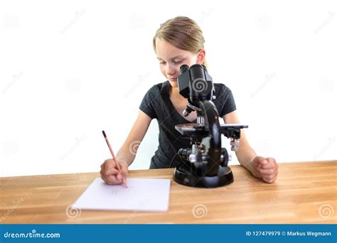 Une Fille De 9 Ans Regarde Dans Un Oculaire D Un Microscope Et D Une DR