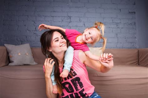 Een Jonge Slanke Mooie Moeder Met Haar Blonde Dochter Op Haar Schoudersspel Geniet Van En Stelt