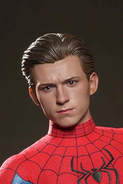 The Flash Critiche Alla Figure Hot Toys Di Supergirl Sembra Tom Holland