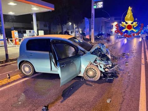 Scontro Tra Due Auto A Lodi Davanti Al Benzinaio Enne E Enne In