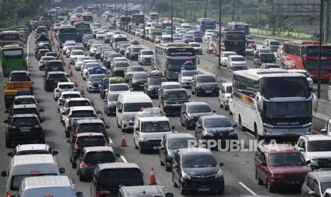 Tol Japek Arah Jakarta Dipadati Kendaraan Arus Balik Pemudik