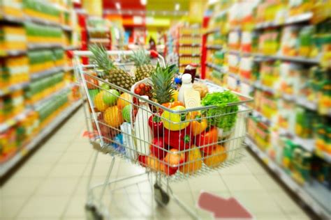 Тележка с продуктами стоковое изображение. изображение насчитывающей ...