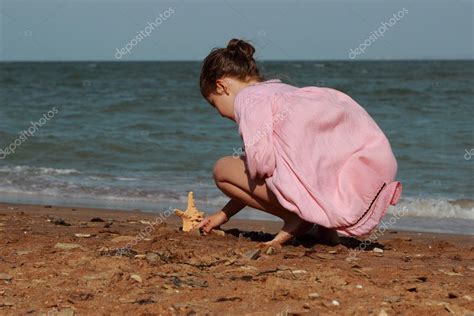 Image Ext Rieure Belle Petite Fille Jouant Sur Plage Mer Crim E Image