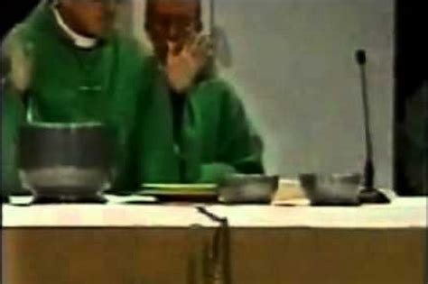 Impresionante Filmación de una Hostia Levitando en el altar en Misa