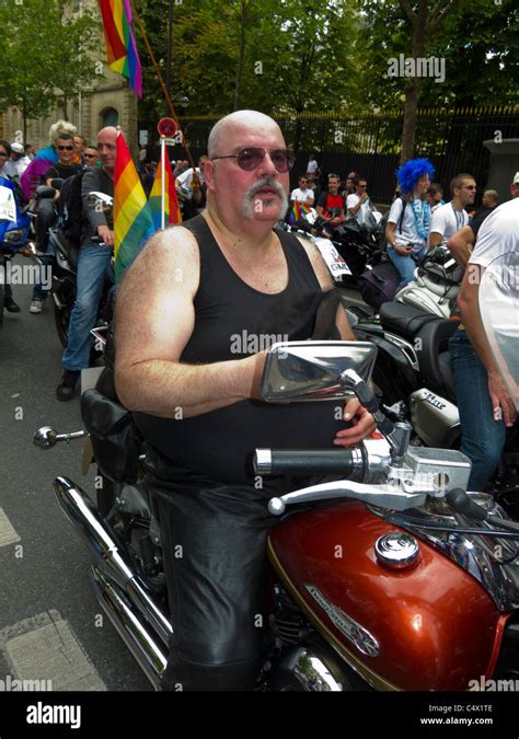 Paris France gay Senior Homme en moto en français gay Pride LGTB March les aînés ont grandi
