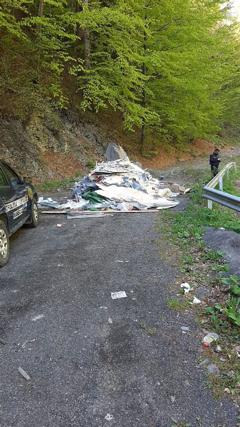 Deșeuri din construcții abandonate pe un drum forestier din Măneciu