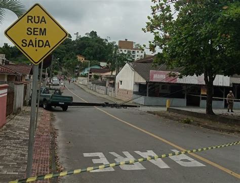 Fotos Carro Bate Em Poste E Motorista Preso Por Embriaguez Em