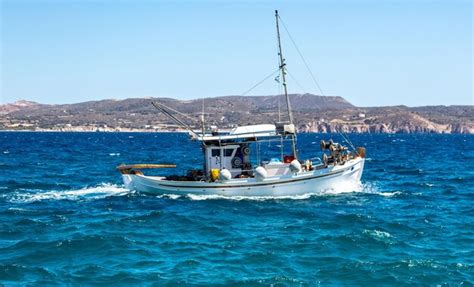 Barco De Pesca Moviéndose En Mar Ondulado Cyclades Grecia Foto Premium