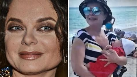 Нежно прижала к груди: Королева не сдержалась при виде своей внебрачной ...