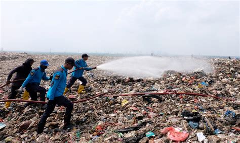 Cegah Bau Pemkot Surabaya Semprotkan Larutan Organik Di TPA Benowo