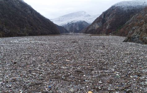 Bosnie Herzégovine Une rivière devient une décharge à ciel ouvert