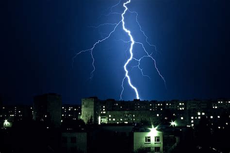 Tempestade Noturna Com Raios E Trovões Sobre Os Edifícios Foto Premium