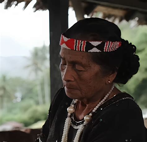 Maestro Sulawesi Tengah Ina Tobani Yang Langgengkan Pakaian Adat Dari