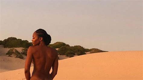 Cenapop Aos 49 Anos Naomi Campbell Posa Completamente Nua No Deserto