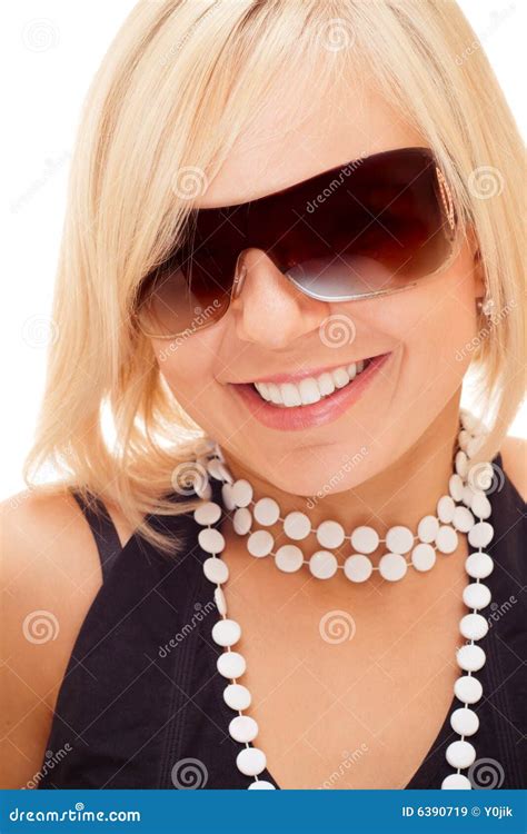 Fille Blonde De Sourire En Glaces De Soleil Image Stock Image Du Dentaire Plaisant 6390719