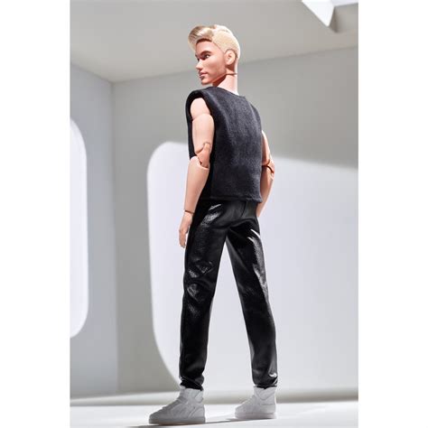 Коллекционная шарнирная кукла 'Блондин' из серии 'Barbie Looks 2021 ...