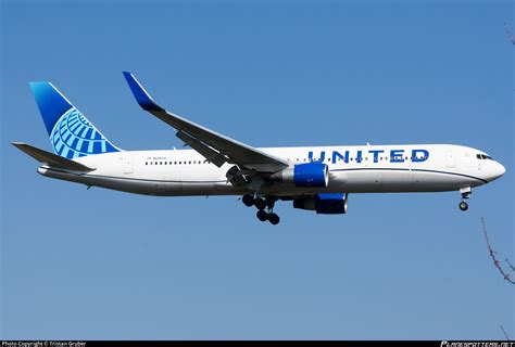 N Ua United Airlines Boeing Er Wl Photo By Tristan Gruber