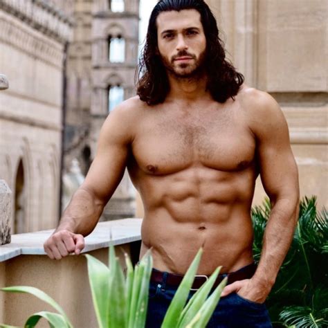 Gal De Novela Turca Can Yaman Provoca Tumulto Ao Ser Recebido Por