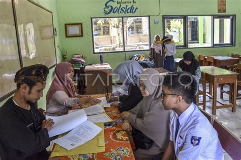 Daftar Ulang Peserta Didik Baru Di Jawa Barat ANTARA Foto