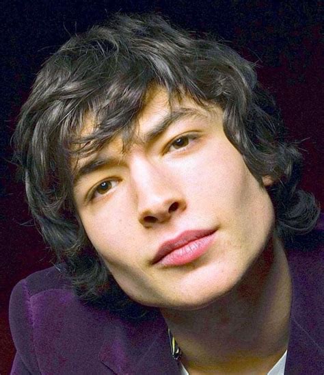 Ator Ezra Miller astro de The Flash é preso por agressão no Havaí