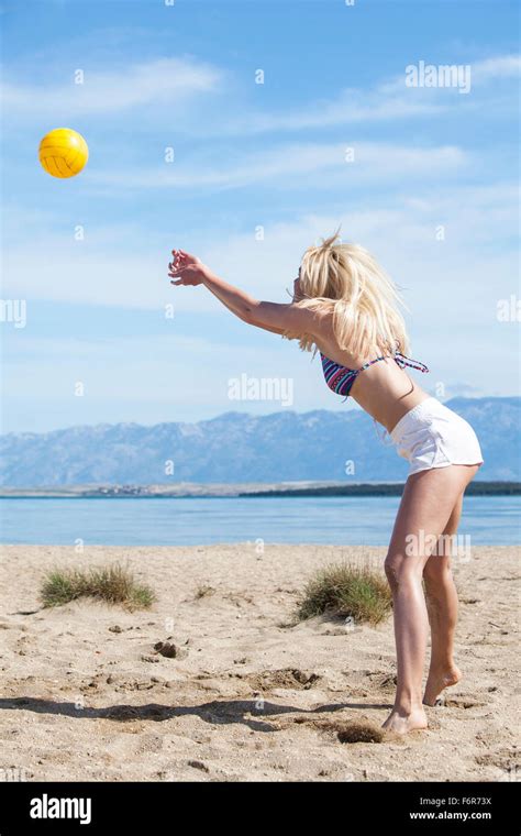 Chica Jugando Voleibol De Playa Fotografía De Stock Alamy