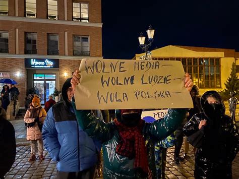 Protesty przeciwko lex TVN Tysiące ludzi na ulicach RELACJE Z