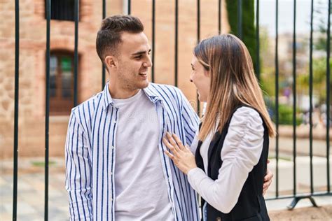 Pareja De Hombres Y Mujeres Sonriendo Confiados Parados Juntos En La