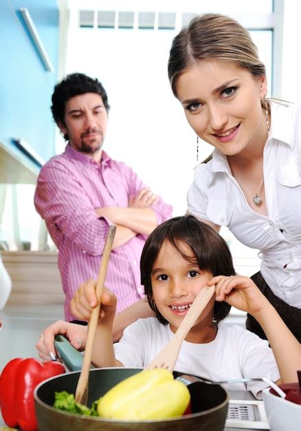 Familia Feliz En La Cocina Cocinando Juntos Foto Premium