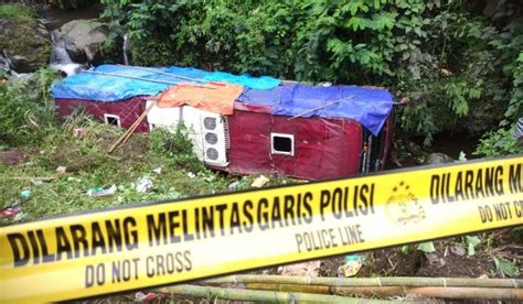 Breaking News Sopir Kernet Bus Masuk Jurang Di Guci Tegal Jadi