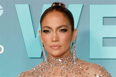 Jennifer Lopez deslumbra con vestido nude en estreno de película Revista Clase