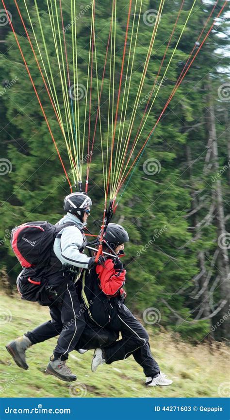 Salto De Paraquedas Em Tandem Foto De Stock Editorial Imagem De