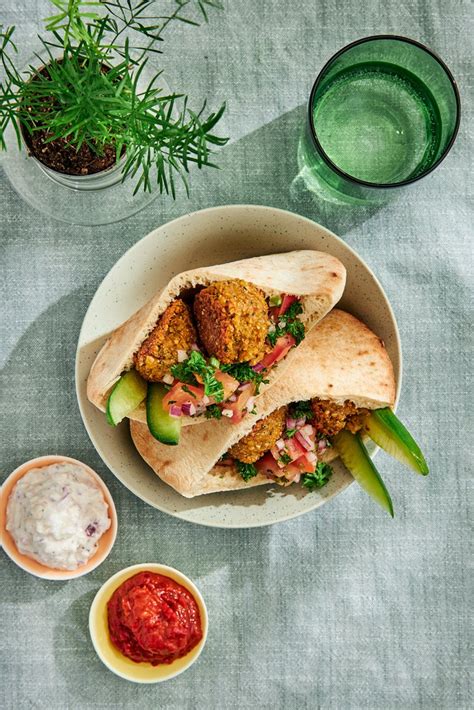 Falafel i pitabröd med tomatsallad och fetaostkräm Recept Linas