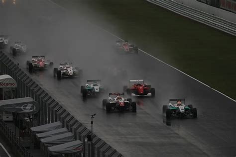 雨の中25周の決勝レースがスタートした 2012年Japanese F3第13戦 スポーツランドSUGO Photo