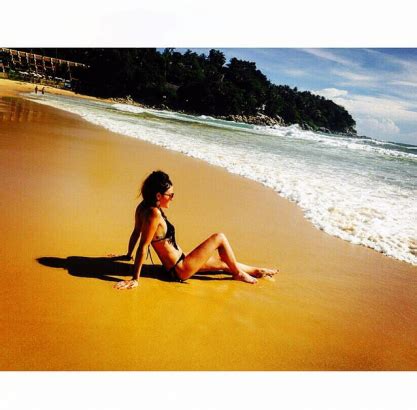 Capucine Anav Sexy En Bikini Sur La Plage Photos Closer