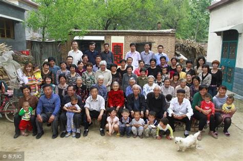 百歲老人六世同堂，子孫一百多人，和兩個女兒在一起形同姐妹 每日頭條