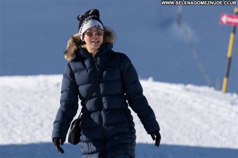 Kaley Cuoco Posing Hot Beautiful Celebrity Sexy Babe Famous And